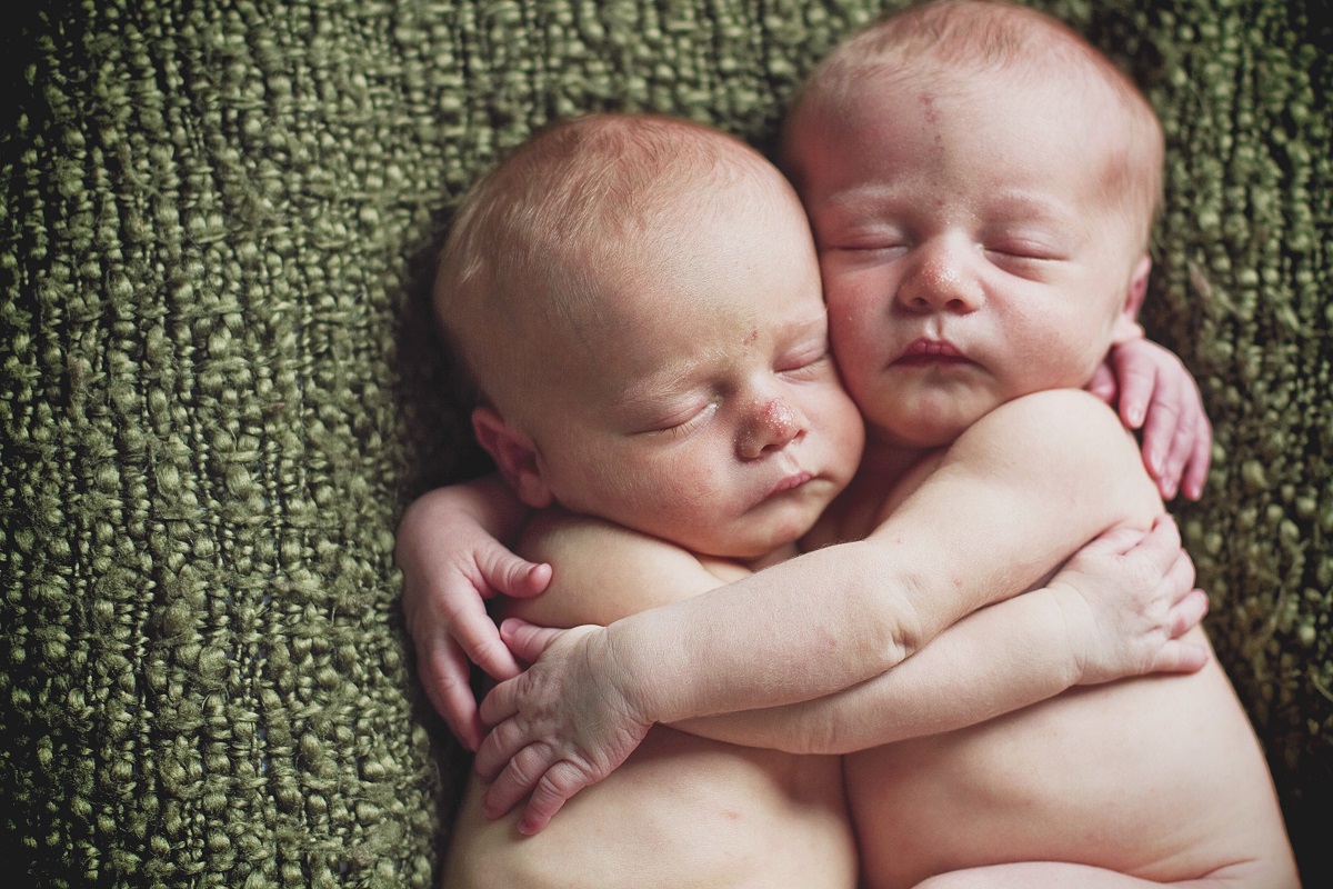 newborn baby twins boys posed and hugging each ot 2021 10 17 05 46 38 utc